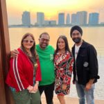 Harshdeep Kaur Instagram - Happy Birthday to hum sabke favourite most loving @shankar.mahadevan ji!! Always inspiring us with his humongous talent and humility ❤️ So happy to be celebrating his special day with him in Doha with all the loved ones!! Sweetest @sangeeta.mahadevan ji and buddies @shivammahadevan @souumil_ds ☺️🥰
