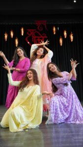 Harshdeep Kaur Instagram - When big sisters catch you over acting 🎤 🤣Waah Sajna 🤦🏻‍♀️ What a beautiful song 👏🏼 Love it Paine🥰 Always enjoy dancing with my sisters 🫶🏼 @harshdeepkaurmusic @neetimohan18 @muktimohan 📸@shubhamdancer