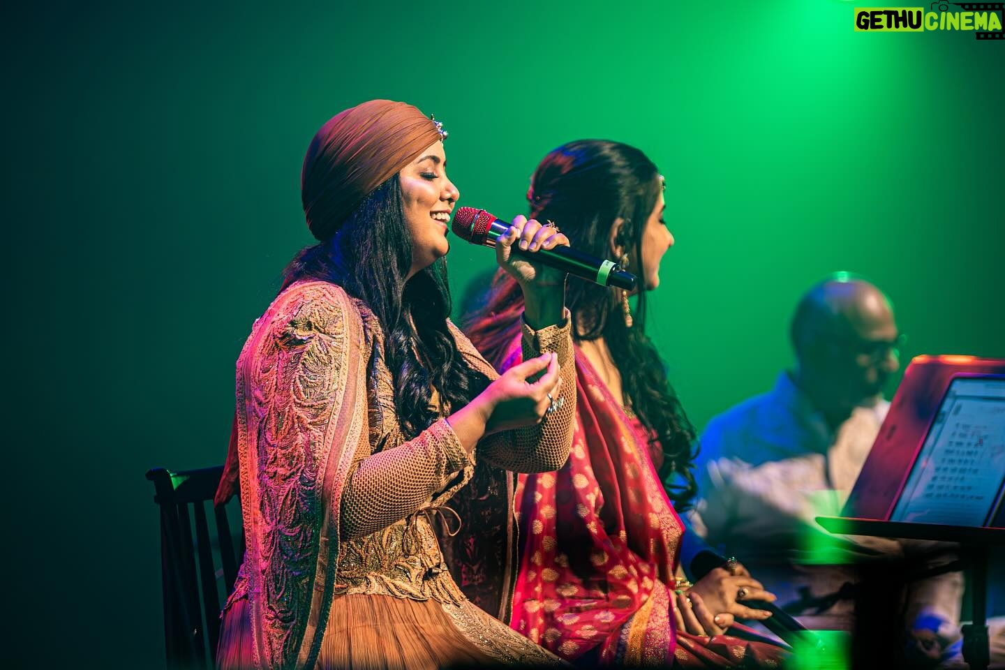 Harshdeep Kaur Instagram - The stage was set, the lights were bright, and the audience was filled with music enthusiasts! A night filled with music, harmony, magical voices of living legends, it was an absolute honour to share stage with the iconic @kaushiki_sings ji, @prachee_shah_paandya & @arunasairam.carnaticmusic ji✨ Mile Sur mera tumhara echoed through The Grand Theatre as the audience sang along with us! Thank you nmacc for the unforgettable experience, it felt surreal to perform here. Also can’t help but mention Nita ji’s brainchild, The Grand Theatre, NMACC, Hands down to the details behind creating this exceptionally out of this world venue, from aesthetics to acoustics it’s unmatched! #HarshdeepKaurLive #NMACC #RememberingTheDivas