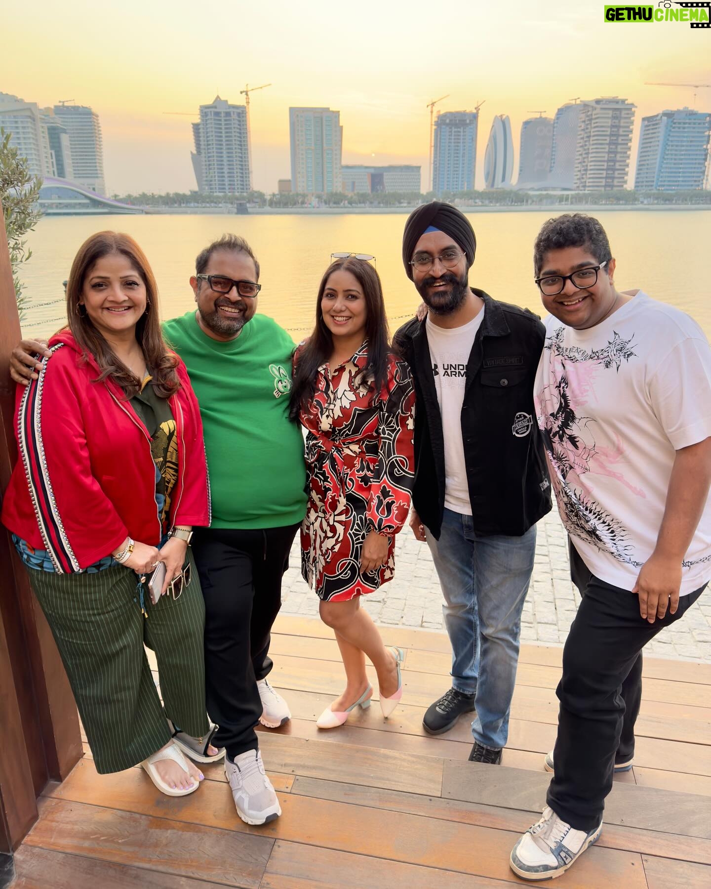 Harshdeep Kaur Instagram - Happy Birthday to hum sabke favourite most loving @shankar.mahadevan ji!! Always inspiring us with his humongous talent and humility ❤️ So happy to be celebrating his special day with him in Doha with all the loved ones!! Sweetest @sangeeta.mahadevan ji and buddies @shivammahadevan @souumil_ds ☺️🥰