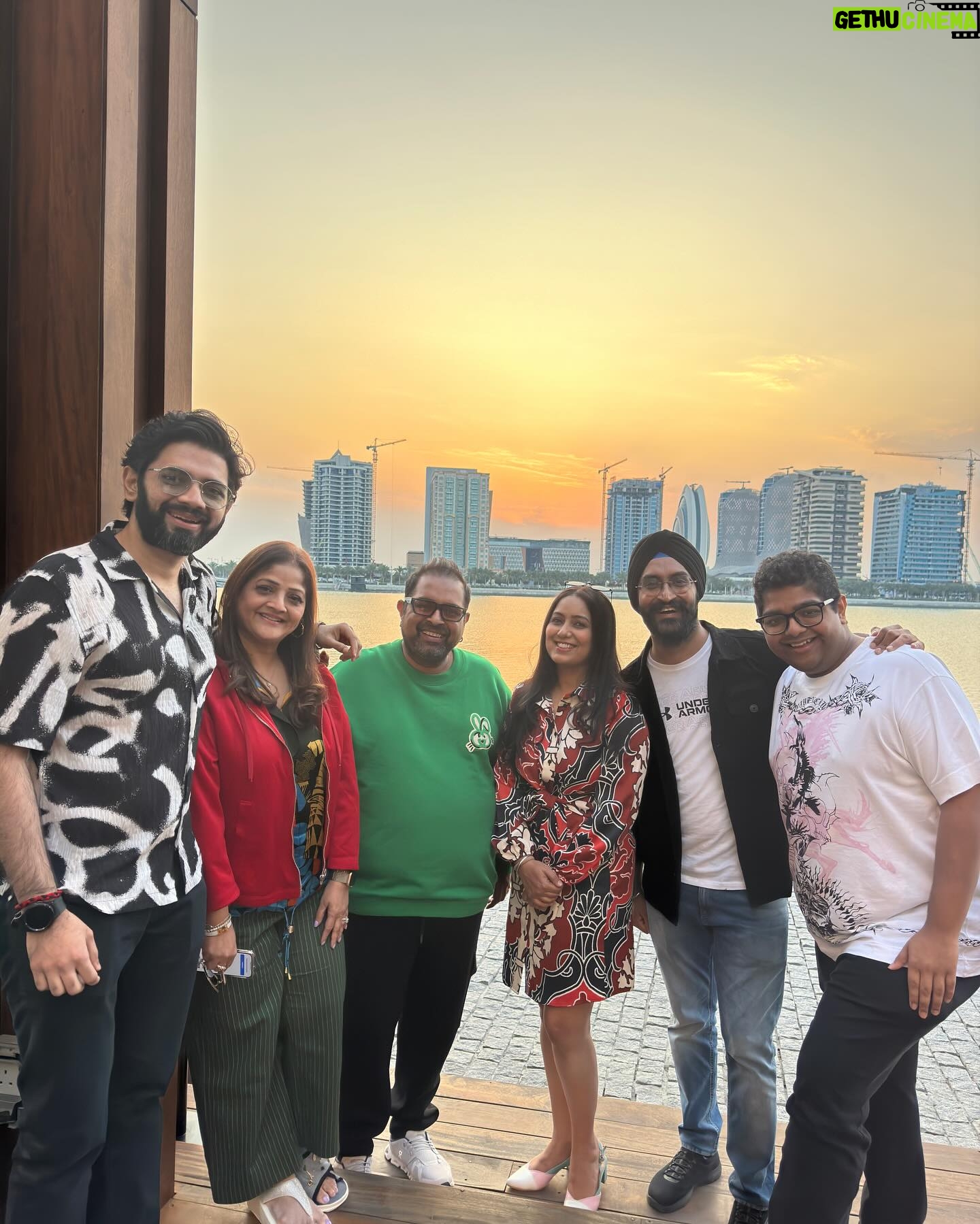 Harshdeep Kaur Instagram - Happy Birthday to hum sabke favourite most loving @shankar.mahadevan ji!! Always inspiring us with his humongous talent and humility ❤️ So happy to be celebrating his special day with him in Doha with all the loved ones!! Sweetest @sangeeta.mahadevan ji and buddies @shivammahadevan @souumil_ds ☺️🥰