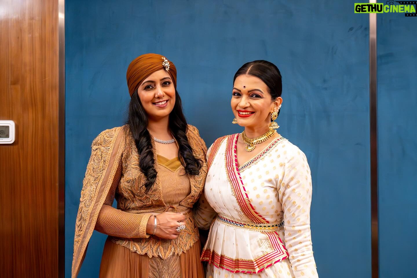 Harshdeep Kaur Instagram - The stage was set, the lights were bright, and the audience was filled with music enthusiasts! A night filled with music, harmony, magical voices of living legends, it was an absolute honour to share stage with the iconic @kaushiki_sings ji, @prachee_shah_paandya & @arunasairam.carnaticmusic ji✨ Mile Sur mera tumhara echoed through The Grand Theatre as the audience sang along with us! Thank you nmacc for the unforgettable experience, it felt surreal to perform here. Also can’t help but mention Nita ji’s brainchild, The Grand Theatre, NMACC, Hands down to the details behind creating this exceptionally out of this world venue, from aesthetics to acoustics it’s unmatched! #HarshdeepKaurLive #NMACC #RememberingTheDivas