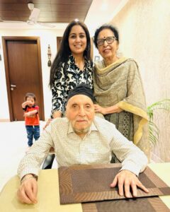 Harshdeep Kaur Instagram - Took blessings from my Guruji Shri Tejpal Singh ji today for my new releases.. Yaar Banaaya Tennu and Anand Sahib Paath which he totally loved 🙏🏻 I feel the blessings of your Gurus always give you the power to keep following your passion with complete dedication and devotion 🤍 #Blessed
