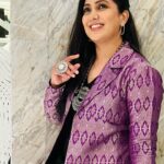 Harshdeep Kaur Instagram - On Stage VS Off Stage 📸 We vibe in both places! 🙌 Stylist : @styledbysujata Asst: @sia_03_ @_jyoti_808 Outfit: @sobariko Jewellery: @anthajewels PC: @makmehta97 #HarshdeepKaurLive #HarshdeepKaur #Music Which one do you like?
