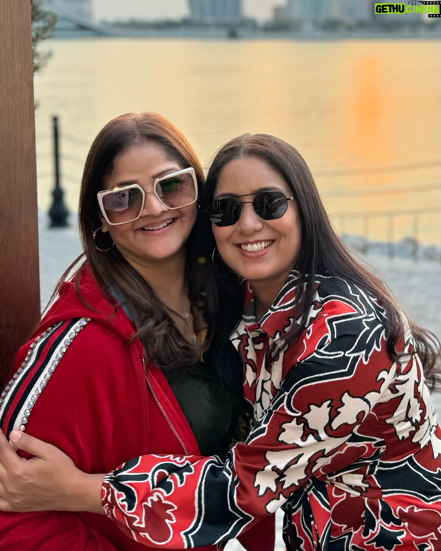 Harshdeep Kaur Instagram - Happy Birthday to hum sabke favourite most loving @shankar.mahadevan ji!! Always inspiring us with his humongous talent and humility ❤️ So happy to be celebrating his special day with him in Doha with all the loved ones!! Sweetest @sangeeta.mahadevan ji and buddies @shivammahadevan @souumil_ds ☺️🥰