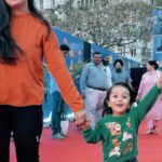 Harshdeep Kaur Instagram - When Hunar accompanied his Mommy to her Concert at the Iconic Gateway Of India in Mumbai 😀 It just made the performance extra extra special 💖 Watch till the end ☺️ #HarshdeepKaur #HunarSingh #MomSon #Gatewayofindia #liveconcert #harshdeepkaurlive