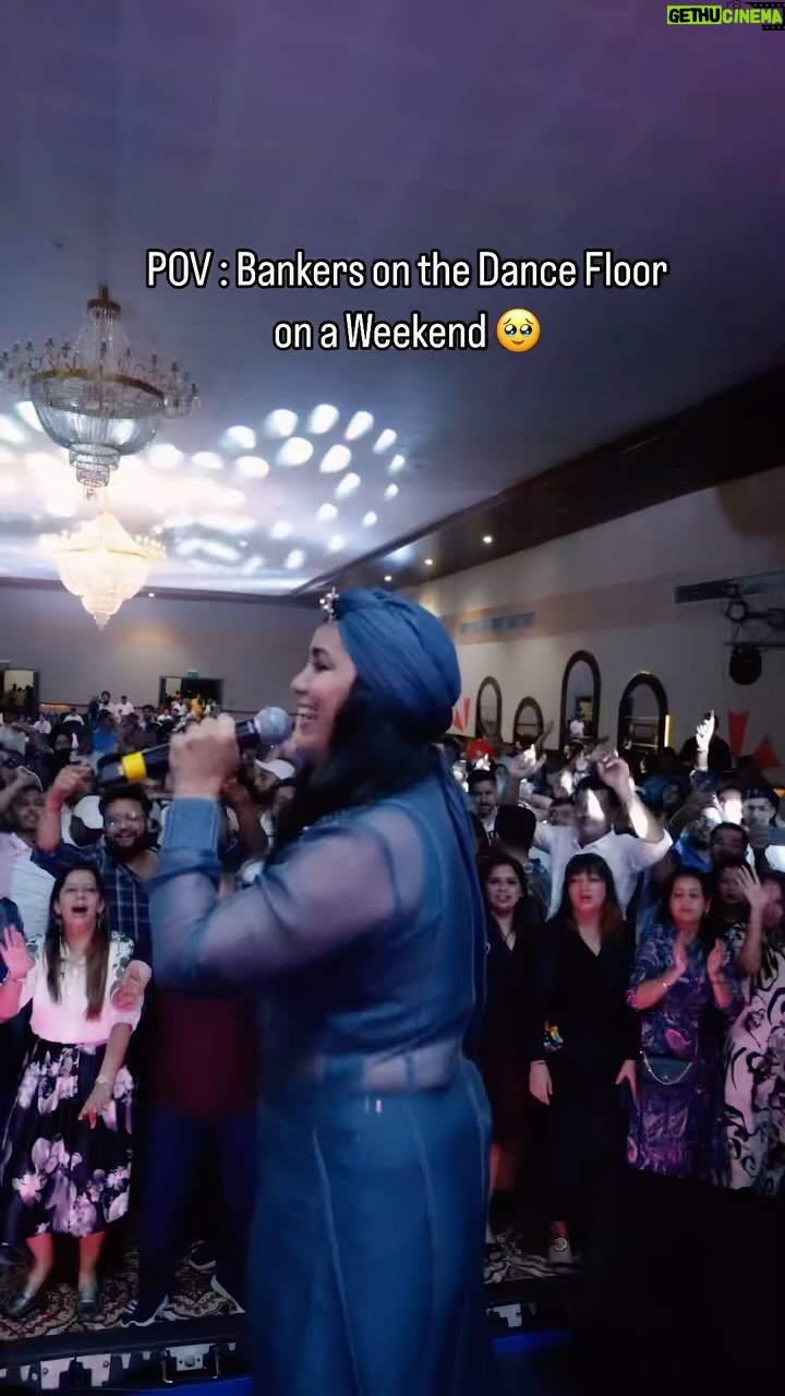 Harshdeep Kaur Instagram - @hdfcbank employees know how to party! π₯³ It was amazing to perform for them on Saturday night in Goa π€ π₯ @ziyaadmedia.in #harshdeepkaur #harshdeepkaurlive #hdfcbank #corporateshow #goa #bankerslife #liveconcert