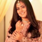Harshdeep Kaur Instagram - “Teri Ban Jaana” - Another soulful Wedding Song by yours truly 🩷 Dedicating it to all you beautiful girls getting married soon 👰🏻‍♀️ Music @samartistofficial @dezainkhan Lyrics @vikkinagar_lyrics Styling @styledbysujata HMU @imsumansingh Director @rhythmsanadhya #ZeeMusicOriginals #harshdeepkaur #weddingsong #indianwedding #bridalsong @zeemusiccompany @anuragbedii
