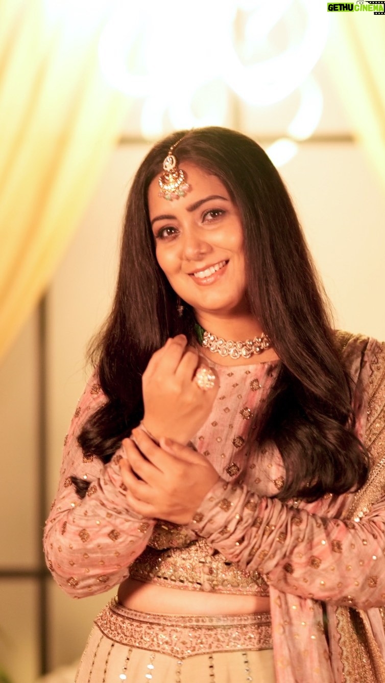 Harshdeep Kaur Instagram - “Teri Ban Jaana” - Another soulful Wedding Song by yours truly 🩷 Dedicating it to all you beautiful girls getting married soon 👰🏻♀️ Music @samartistofficial @dezainkhan Lyrics @vikkinagar_lyrics Styling @styledbysujata HMU @imsumansingh Director @rhythmsanadhya #ZeeMusicOriginals #harshdeepkaur #weddingsong #indianwedding #bridalsong @zeemusiccompany @anuragbedii