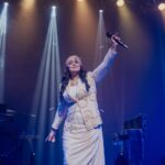 Harshdeep Kaur Instagram - LIVE in Kolkata.. Even the Music feels Mishti 🥰 Stylist @styledbysujata Style Team @rvntkay, @ashwinishajigeorge13 Outfit @urmilofficial Jewellery @adwita_jewels MUA @priyankaarora22 #HarshdeepKaur #HarshdeepKaurLive #Sufiyana