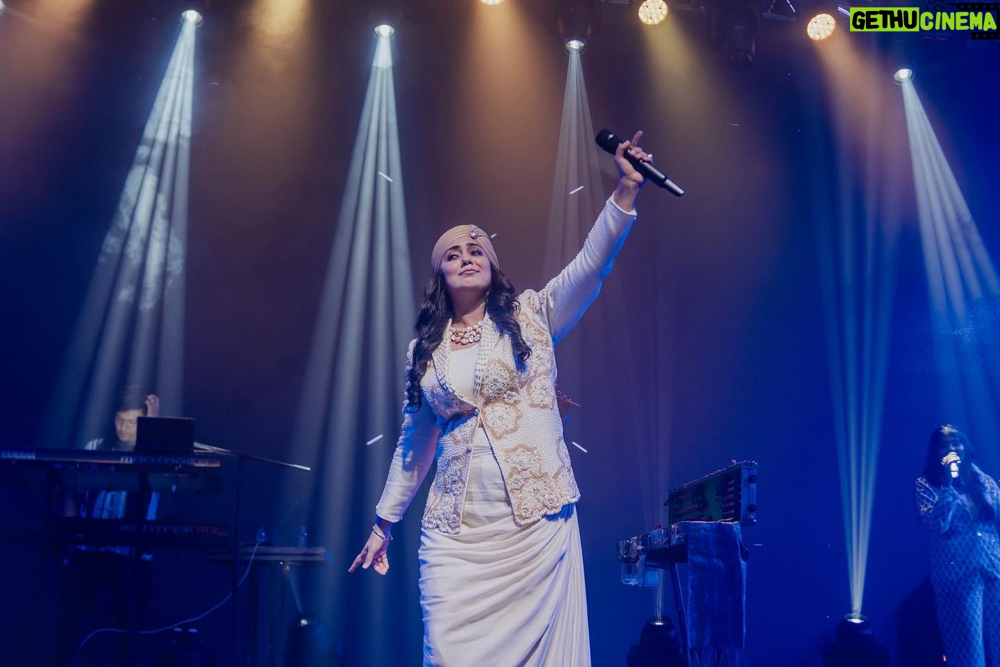 Harshdeep Kaur Instagram - LIVE in Kolkata.. Even the Music feels Mishti 🥰 Stylist @styledbysujata Style Team @rvntkay, @ashwinishajigeorge13 Outfit @urmilofficial Jewellery @adwita_jewels MUA @priyankaarora22 #HarshdeepKaur #HarshdeepKaurLive #Sufiyana