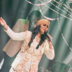 Harshdeep Kaur Instagram - LIVE in Kolkata.. Even the Music feels Mishti 🥰 Stylist @styledbysujata Style Team @rvntkay, @ashwinishajigeorge13 Outfit @urmilofficial Jewellery @adwita_jewels MUA @priyankaarora22 #HarshdeepKaur #HarshdeepKaurLive #Sufiyana