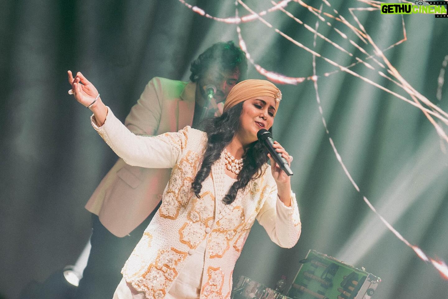 Harshdeep Kaur Instagram - LIVE in Kolkata.. Even the Music feels Mishti 🥰 Stylist @styledbysujata Style Team @rvntkay, @ashwinishajigeorge13 Outfit @urmilofficial Jewellery @adwita_jewels MUA @priyankaarora22 #HarshdeepKaur #HarshdeepKaurLive #Sufiyana