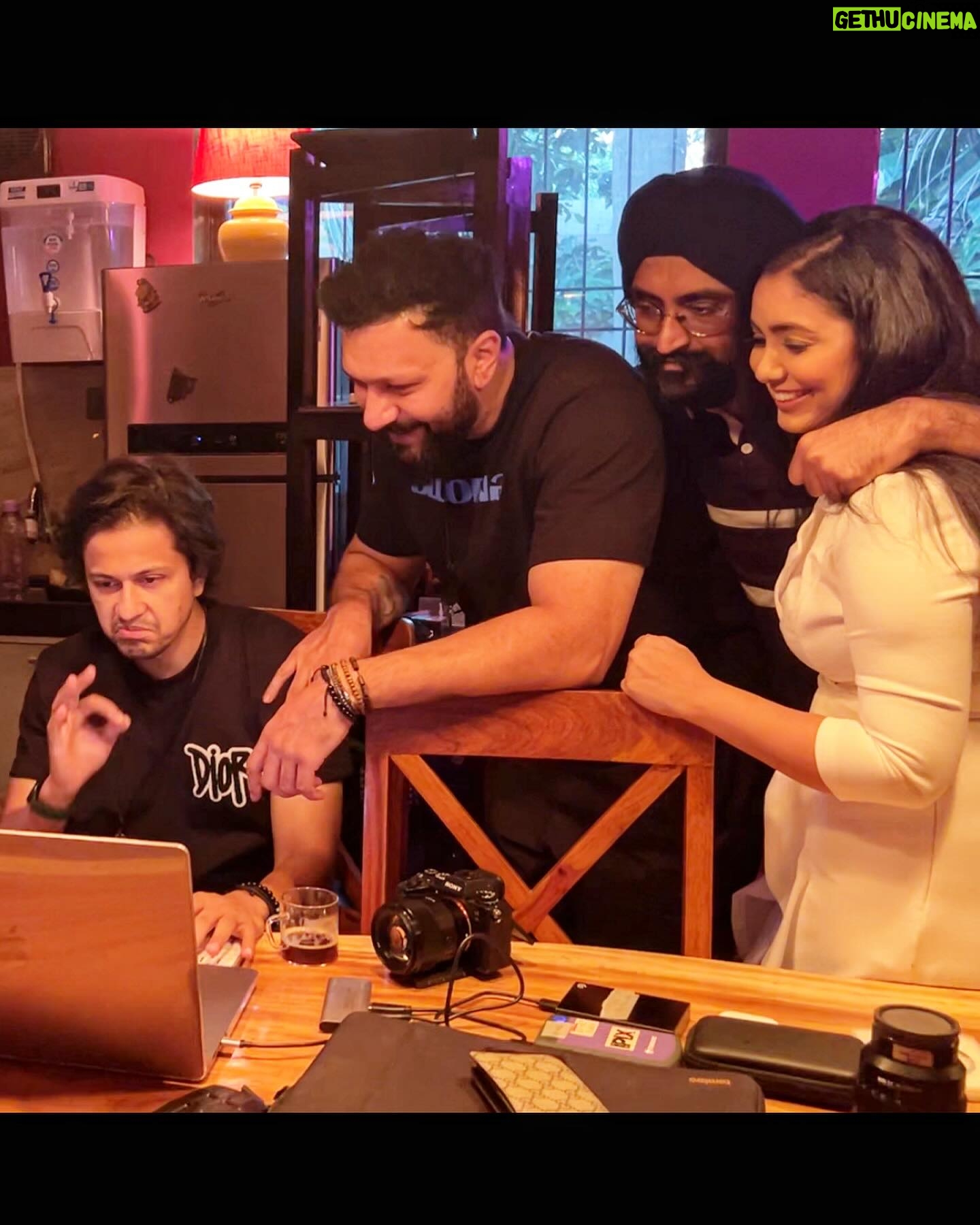 Harshdeep Kaur Instagram - The Team ❤️ The journey becomes even more beautiful than the actual destination when you have such creative and encouraging people standing right next to you.. always pushing you to give your best 🫶🏼 Thank you @mankeet_singh @abhijitvaghani @shubh.mukherjee #YaarBanaayaTennu #HarshdeepKaur #making #HarshdeepKaurMusic #Teamwork #indiemusic #bts