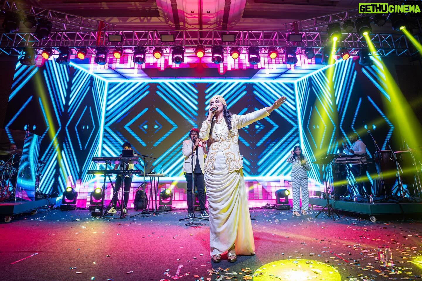 Harshdeep Kaur Instagram - LIVE in Kolkata.. Even the Music feels Mishti 🥰 Stylist @styledbysujata Style Team @rvntkay, @ashwinishajigeorge13 Outfit @urmilofficial Jewellery @adwita_jewels MUA @priyankaarora22 #HarshdeepKaur #HarshdeepKaurLive #Sufiyana