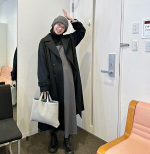 Haru Instagram - 昨日はお知らせできませんですみません。

２月は暖かい日もありましたが、
駆け込むように冬のお洋服を楽しんでおりましたので、
すこしずつ載せていけたらと思います！
手提げバッグは姉の手作りです🦖

３月も元気よくがんばりましょう！