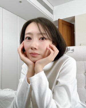 Haru Instagram - わたしは部屋を模様替えするのが好きでして、
1番日当たりのいいお部屋にPCデスクを置いてます。
葉っぱたちも一緒にいたのですが、夜の温度管理が難しくて
冬はリビングで越してもらおうと引越したりしてままならないです。
殺風景になってしまったデスクに、お気に入りのスキンケアを持ち込んで
趣味とお手入れを同時に楽しんでいます。

季節の変わり目、
みなさんはどんなふうに自分を労わりますか？

#loccitane #ロクシタン