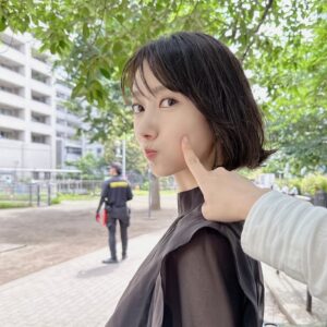 Haru Instagram - 夏のドラマのお知らせもできますこと。
とてもありがたく思います。

こっち向いてよ向井くん
坂井戸洸稀を演じます！

写真は向井くんの真似してみました😊