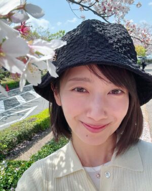Haru Instagram - まだ桜が綺麗に咲いていた場所があり、
母が写真を撮ってくれました。

昨日も地震がありましたね。
みなさんが安心して過ごせる夜になりますように。