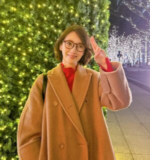 Haru Instagram - 三連休ですね。
みなさんお出かけしましたか？
私は仕事終わりにイルミネーションが綺麗だったので
写真を撮ってもらいました✨

グレイトギフトの撮影も頑張ってます🎁