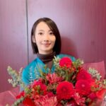 Haru Instagram - グレイトギフト 撮影が全て終了いたしました！ 真っ赤なお花がそれはそれは立派で、隠れてみました。 最終回までお楽しみに✨