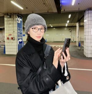 Haru Instagram - 昨日はお知らせできませんですみません。

２月は暖かい日もありましたが、
駆け込むように冬のお洋服を楽しんでおりましたので、
すこしずつ載せていけたらと思います！
手提げバッグは姉の手作りです🦖

３月も元気よくがんばりましょう！