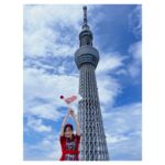Haruka Fukuhara Instagram - . なんと！なんと！ 本日18時30分から放送の 「＃もしもツアーズ 」に久しぶりの 「#もしツアガイド 」として出演させていただきます☺︎ 実は私の大好きな「もしもツアーズ」は2002年10月にスタートし、20周年を迎える今年の秋で終了してしまうという事で… 聞いた時は本当にショックで…大好きな番組が終わってしまうのが辛くて寂しくて沢山の思い出が蘇って来ていました。 心温かい#キャイ～ン さんと、#キスマイ さん、#三瓶 さん、#平祐奈 ちゃん、#伊藤萌々香 ちゃん、#柳原可奈子 さん、#武田祐子 さん、優しいゲストの皆様と、愛のあるスタッフの皆様と一緒にアイデアあふれる家族向けのスポット・ツアーを沢山沢山紹介させていただきました✨ もしツアの皆様と日本の素敵な所の紹介をさせていただけた事を心から嬉しく光栄に思っています✨ 私自身もこの番組のおかげで、今まで知らなかった日本の素敵な場所や、美味しい料理も沢山知ることが出来ましたし、 日本ってまだまだ素敵な所が沢山あるな〜と楽しく学ばせていただきました！ きっとこの番組を見て家族や友達とお出掛けに行かれた方も沢山いらっしゃると思います✨ 世の中に沢山の幸せを作ってくれる番組だな〜と改めて感動しました😌 もう一度ガイド服を着て、 大好きな＃キャイ〜ン さんと 優しいお兄ちゃん#宮田俊哉 さん、もしツアメンバーの皆様に会えたことが嬉しすぎて、会えた瞬間泣いてしまいました🥹 今日は私の大好きな皆様と、大好きな「#東京スカイツリー 」を紹介するので絶対に絶対に見て欲しいです💓 ＃もしもツアーズ ＃もしツアー ＃もしツア ＃20周年 #東京スカイツリー #スカイツリー ＃10周年