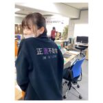 Haruka Fukuhara Instagram - . 今夜は#正直不動産 第5話☺︎ いよいよミネルヴァ不動産の鵤社長こと#高橋克典 さんが登場です✨#舞いあがれ！ の優しい父ちゃんの雰囲気とは全然違う)オールバックのワイルドな高橋さんにご注目！ そして5話では、8年ぶりに再会する#加藤雅也 さん演じるお父さんの為に物件探しを頑張る月下はどうなるのか✨ 加藤さんは撮影中も色々と優しく話しかけて下さり、本当に素敵な方で、お会いできて嬉しかったです！ 写真は#山下智久 さんがみんなにプレゼントしてくださったパーカーです！刺繍の色合いも可愛くてみんなお気に入りで毎回着ていました😊 #NHKオンデマンド でも見逃し配信しているそうですので、1話から見られて居ない方がいらっしゃいましたら#GW 中に追いかけて来て下さいね✨ 第５話もたくさんの方に観ていただけたら嬉しいです！ お楽しみに！