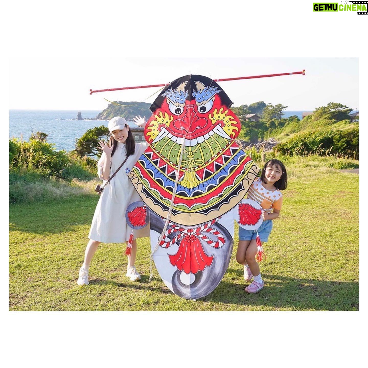 Haruka Fukuhara Instagram - . 明日10/15(土)8:00〜#舞いあがれ ! 2週目5日間のダイジェストが放送されます☺︎ 2週目は、私が台本を読んだ時点で、親子それぞれの優しさや、愛情が沢山詰まっていて、みんなの気持ちを考えただけで号泣してしまったぐらい大好きで思い入れの強い週です✨ まだ観ていらっしゃらない方が居ましたら是非観ていただきたいです!! 五島列島での釣りのシーンや、ジャム作りのお手伝いも、私も小さい頃からしていたので、凄く重なる所が多くて懐かしくなりました! 皆さんは小さい頃どんなお手伝いをしていましたか??是非教えて下さい✨ そして!!そして!! 同じく明日10/15(土) ☆☆☆午前9:00〜「舞いあがれ中継スペシャル」に、岩倉舞役の#浅田芭路 ちゃん、工場の笠巻久之役の#古館寛治さん山中さくら役の#長濱ねる さんと一緒に出演させていただきます✨ ☆☆☆午後1:50〜NHK総合 #土曜スタジオパーク 『舞いあがれ!』特集in大阪に生出演させていただきます✨ 大好きなお父ちゃん#高橋克典 さんと一緒に出演させて頂きます✨ 五島列島の「ばらもん凧」が舞いあがる姿を#長濱ねる さんが現地リポートして下さるそうです! 大好きなお母ちゃん#永作博美 さん 東大阪の幼馴染#赤楚衛二 さん のVTR出演もあるそうです! 生放送はドキドキで緊張しますが、是非ご覧下さい✨ 写真は、可愛すぎる大好きな芭路ちゃんとばらもんだこさん📷 そして母と作ったジャムや梅シロップ🍓