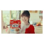 Haruka Fukuhara Instagram - . カルビーフルグラの新CMはご覧になって頂けましたか☺︎ 大好きなフルグラをより美味しくする為の秘訣を大研究。 今回は「美味しいフルグラの大正解」を皆様にお届けしてます！ ☆「ザクザク食感が活きる牛乳の量は？」 ☆「いちばんおいしく感じるスプーンの大きさは？」 などなど、フルグラのプロが様々な視点から検証した結果、誰でも簡単にできるのに「フルグラ®」がよりおいしくなる『フルグラの大正解』を導き出してくれました！ もうとにかく美味しくて、日々お世話になっております♡ 是非CMを見て試してみてください✨ #カルビー #フルグラ