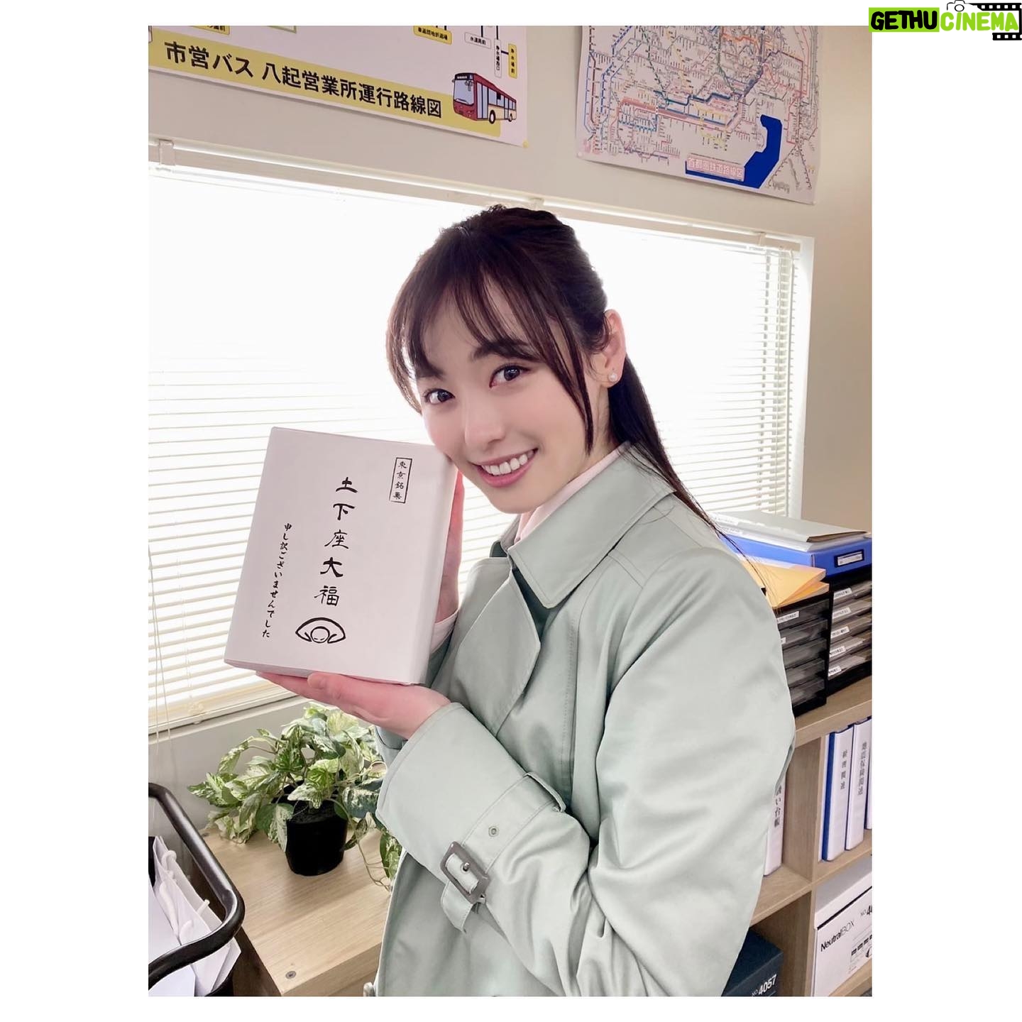 Haruka Fukuhara Instagram - . #正直不動産 を楽しみにご視聴いただいて下さいました皆様にお知らせです☺︎ 本日6/14の22:00〜なんとなんと!! 「#正直不動産 感謝祭」という事で特番が放送される事になりました!! これも応援して下さる皆様のお陰です✨ 本当にありがとうございます!! #大谷アキラ さん(漫画) 本当に素晴らしい原作で、私も大好きな作品で全巻本当に楽しく毎話感動とスッキリ爽快で拝見させていただきました! 不動産の事も読みながら沢山学ばせていただきました! #根本ノンジ さん 原作の世界観を凄く大事にされていて、でもそれがもっと輝く様な愛のある表現方法ばかりで、住む所の大切さなど台本を見るたびに、演じるたびに、凄く感じて感動しておりました! #川村泰祐 監督#金澤友也 監督#野田健太 監督 の演出もそれぞれ凄く魅力的な演出ばかりで、思い出深いシーンも沢山あります!心から感謝しております! ここでご紹介出来ないくらい、共演者様、ドラマスタッフの皆様、不動産関係の皆様や、本当に沢山の皆様にご協力いただき、支えていただけて出来上がった作品なので、沢山の皆様の想いを伝える「正直不動産メンバー」の一部になる事が出来て、私も本当に幸せでした✨ 感謝祭でも沢山の撮影の裏話などあると思うので是非ご覧ください✨ 【☆原作】 大谷アキラさん(漫画)夏原武さん(原案)水野光博 さん(脚本) 【☆脚本】 根本ノンジさん 【☆演出】 川村泰祐さん金澤友也さん野田健太さん 【制作統括】 黒沢淳さん 山本敏彦さん 岡本幸江さん 【プロデューサー】 清水すみれさん 宇佐川隆史さん 【☆出演者】 #山下智久 さん #福原遥 #市原隼人 さん #泉里香 さん #倉科カナ さん #大地真央 さん #長谷川忍 さん #高橋克典 さん #草刈正雄 さん 【☆音楽】 #佐橋俊彦 さん 【☆エンディング曲】 #小田和正 さん「so far so good」