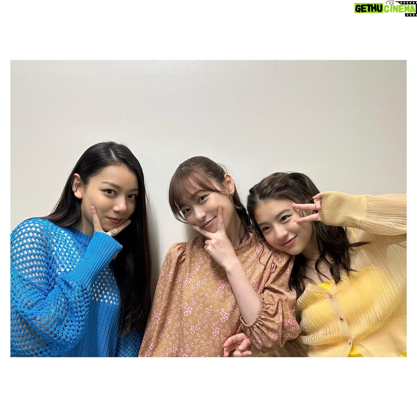 Haruka Fukuhara Instagram - . 18/40ふたりなら夢も恋も 第3話今夜22時から放送です☺︎ お父さん役の#安田顕 さんとのシーン、私自身とても心に刺さる忘れられないシーンです!泣 是非観てください! 写真は、大好きなお2人と♡ 有栖の友達、世奈役の#出口夏希 ちゃんと留依役の#長澤樹 ちゃん✨ #エイフォー #エイティーンフォーティー