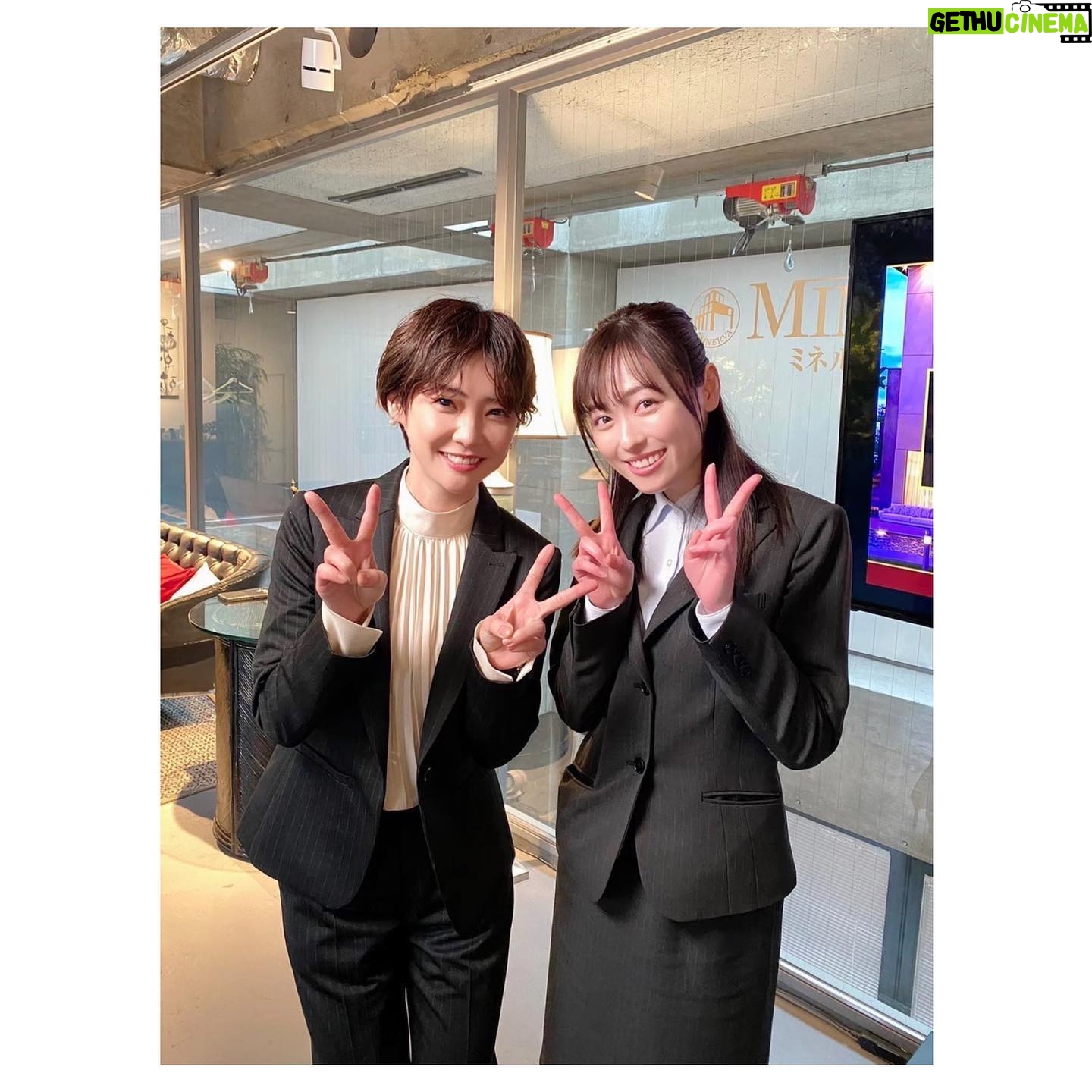 Haruka Fukuhara Instagram - . #正直不動産 いよいよ本日最終回です☺︎ 寂しいよーー!泣 先週の第9話では #金田明夫 さんと#手塚理美 さん演じる島村さんご夫婦のために、都内から富士山がドーンと見えるマンションをみつけようと頑張っております! ですが、この案件もミネルヴァ不動産の#倉科カナ さん演じる花澤さんと対立するというお話でした💦 倉科さんは心温かく本当に明るくて、倉科さんとの撮影は毎回お腹抱えて笑うくらい楽しい現場でした✨ 9話の酔ってるシーンの笑顔もとっても素敵でキュンキュンしちゃいました💓 第9話でも、家族みんなが幸せになる物件に出逢わせてもらえる事って本当に素敵なことで、有難い事なんだなぁ〜と感じ、不動産会社の方への感謝の気持ちにも繋がりました✨ もし第9話を見逃してしまった!という方はNHKプラスで今日6/7(火)22:44まで配信されてるので、今夜の最終回放送前までに是非ご覧ください!!