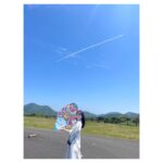 Haruka Fukuhara Instagram - . 本日よりNHK朝の連続テレビ小説 「#舞いあがれ！」第1話が放送されます☺︎ 月曜日〜金曜日までNHKにて 8:00〜8:15 12:45〜13:00再放送 (BS プレミアム・BS4Kでは7:30〜) 毎週土曜日は1週間の振り返り 8:00〜8:15 12:45〜13:00 となっております！ 1週目は幼少期の舞ちゃんと、家族、五島列島に住むおばあちゃんとの物語です✨ 幼少期の舞ちゃんを見てると自分の小さい頃を少し思い出します✨ 私の好きな大切なシーンが沢山沢山ありますので、是非観て頂きたいです✨ ここ2、3年でそれぞれの生活に大きな変化があり、今まで普通に出来ていた事が出来なくなってしまったり、規制や中止する事も増えたり、幼稚園(保育園)・小学生・中学生・高校生・大学生・社会人の皆様それぞれが、経験した事の無い状況に戸惑い、卒業式が無かったり、授業が無かったり、楽しみにしていたキャンパスライフを送れなかったり、夢の舞台にたてなかったり、久しぶりの学校などに不安を感じた人もいらっしゃったと思います。。。 この「舞いあがれ！」も岩倉舞が色々と悩み、壁にぶつかりながらも少しずつ成長していく物語です！ 乗り越える壁は人それぞれ違えども、皆様の気持ちをのせて！大きな壁を乗り越え！高く高く夢に向かって強くたくましく！舞いあがって行きたいと思います✨ 朝のひと時で、皆様の心に少しでも元気と勇気がお届け出来る様に「舞いあがれ！」スタッフ・キャスト一同一丸となって頑張っております！ 温かくご覧いただければ嬉しいです✨ 本日から半年間「舞いあがれ！」をどうぞ宜しくお願いします😌