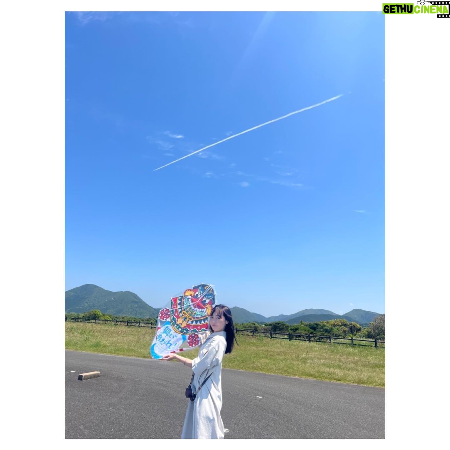 Haruka Fukuhara Instagram - . 本日よりNHK朝の連続テレビ小説 「#舞いあがれ!」第1話が放送されます☺︎ 月曜日〜金曜日までNHKにて 8:00〜8:15 12:45〜13:00再放送 (BS プレミアム・BS4Kでは7:30〜) 毎週土曜日は1週間の振り返り 8:00〜8:15 12:45〜13:00 となっております! 1週目は幼少期の舞ちゃんと、家族、五島列島に住むおばあちゃんとの物語です✨ 幼少期の舞ちゃんを見てると自分の小さい頃を少し思い出します✨ 私の好きな大切なシーンが沢山沢山ありますので、是非観て頂きたいです✨ ここ2、3年でそれぞれの生活に大きな変化があり、今まで普通に出来ていた事が出来なくなってしまったり、規制や中止する事も増えたり、幼稚園(保育園)・小学生・中学生・高校生・大学生・社会人の皆様それぞれが、経験した事の無い状況に戸惑い、卒業式が無かったり、授業が無かったり、楽しみにしていたキャンパスライフを送れなかったり、夢の舞台にたてなかったり、久しぶりの学校などに不安を感じた人もいらっしゃったと思います。。。 この「舞いあがれ!」も岩倉舞が色々と悩み、壁にぶつかりながらも少しずつ成長していく物語です! 乗り越える壁は人それぞれ違えども、皆様の気持ちをのせて!大きな壁を乗り越え!高く高く夢に向かって強くたくましく!舞いあがって行きたいと思います✨ 朝のひと時で、皆様の心に少しでも元気と勇気がお届け出来る様に「舞いあがれ!」スタッフ・キャスト一同一丸となって頑張っております! 温かくご覧いただければ嬉しいです✨ 本日から半年間「舞いあがれ!」をどうぞ宜しくお願いします😌