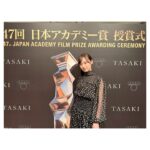 Haruka Fukuhara Instagram - . この度、第47回日本アカデミー賞新人俳優賞を受賞させて頂きました。 これまで私のことを支えてくださった皆様、そして「あの花が咲く丘で、君とまた出会えたら。」のスタッフキャストの皆様のおかげで頂けた賞だと思っております。 全ての皆様に心から感謝致します。 またこの素晴らしい場に立てるよう、そして、誰かの心を動かせるお芝居ができるよう、役・作品と誠実に向き合い、精進して参りたいと思います。 これからも、どうぞよろしくお願い致します。 4枚目は、この素晴らしい作品に出会わせて下さった、原作者である大好きな汐見夏衛先生と☺︎ #あの花が咲く丘で君とまた出会えたら #映画あの花 #汐見夏衛 先生 #アカデミー賞 #新人賞