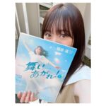 Haruka Fukuhara Instagram - . いよいよ本日から10月に入りました☺︎ 毎日観ていた大好きな「#ちむどんどん 」からバトンをいただきました！ 黒島さんの前向きな姿と、沖縄の素晴らしい景色や料理、家族の皆さんとの絆と、周りの皆様の温かさに毎日元気をもらっていました✨ 本当にありがとうございます✨ 10/3(月)8:00からは ついに「#舞いあがれ！ 」がスタートします✨ 観て下さる皆様に元気や勇気を与えられる様に、周りの皆様と一丸となって全力で撮影に挑んでおります！ この作品には本当に沢山の素晴らしいキャストの皆様、スタッフの皆様がいて、それぞれの魅力が溢れています✨ そんな素敵な皆様の紹介や、長崎県の五島列島 ・大阪府の東大阪 の素晴らしい魅力と作品の魅力がぎっしり詰まったNHK連続テレビ小説の公式ガイドブック「舞いあがれ！」が発売致しました✨ この週末で是非こちらを読んで予習していただき、3日からの放送をもっともっと楽しんでいただけたら嬉しいです✨ 私は放送日まで緊張でしばらく眠れなそうです🥹 皆様！応援どうぞ宜しくお願い致します✨ 連続テレビ小説　舞いあがれ！ 【家族】 高橋克典さん　永作博美さん　横山裕さん　高畑淳子さん　浅田芭路ちゃん 【五島の人たち】 哀川翔さん　鈴木浩介さん　長濱ねるさん 【東大阪の人たち】 赤楚衛二さん　山下美月さん　山口智充さん　くわばたりえさん　古舘寛治さん　葵揚さん　松尾諭さん　たくませいこさん　又吉直樹さん　齋藤絢永さん　大野さきさん 【なにわバードマンの仲間】 高杉真宙さん　吉谷彩子さん　足立英さん　トラウデン都仁さん　細川岳さん　新名基浩さん　松尾鯉太郎さん　永沼伊久也さん　山形匠さん　森田大鼓さん 【航空学校のメンバー】 吉川晃司さん　目黒蓮さん　山崎紘菜さん　濱正悟さん　醍醐虎太郎さん　佐野弘樹さん 【special thanks】 キャイ〜ンさん　浜辺美波さん　高梨臨さん 【語り】 さだまさしさん 【主題歌】 back numberさん 【脚本】 桑原亮子さん 【音楽】 富貴晴美さん 【制作統括】 熊野律時さん 【チーフ演出】 田中正さん 沢山の皆様のコメントや撮影の裏側が載っております✨是非お楽しみに！