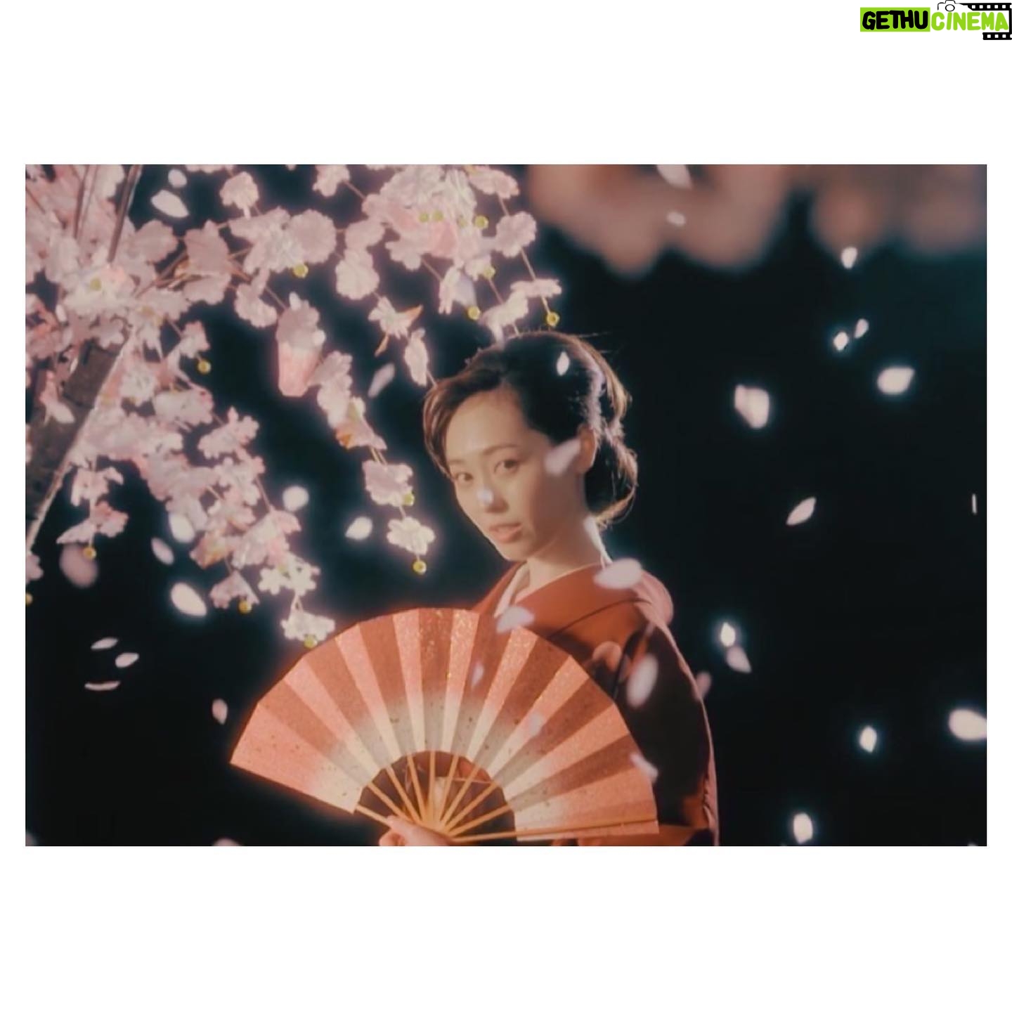 Haruka Fukuhara Instagram - . #正直不動産 いよいよ本日最終回です☺︎ 寂しいよーー!泣 先週の第9話では #金田明夫 さんと#手塚理美 さん演じる島村さんご夫婦のために、都内から富士山がドーンと見えるマンションをみつけようと頑張っております! ですが、この案件もミネルヴァ不動産の#倉科カナ さん演じる花澤さんと対立するというお話でした💦 倉科さんは心温かく本当に明るくて、倉科さんとの撮影は毎回お腹抱えて笑うくらい楽しい現場でした✨ 9話の酔ってるシーンの笑顔もとっても素敵でキュンキュンしちゃいました💓 第9話でも、家族みんなが幸せになる物件に出逢わせてもらえる事って本当に素敵なことで、有難い事なんだなぁ〜と感じ、不動産会社の方への感謝の気持ちにも繋がりました✨ もし第9話を見逃してしまった!という方はNHKプラスで今日6/7(火)22:44まで配信されてるので、今夜の最終回放送前までに是非ご覧ください!!