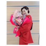 Haruka Fukuhara Instagram - . ＃正直不動産 いよいよ本日最終回です☺︎ 寂しいよーー！泣 先週の第9話では #金田明夫 さんと#手塚理美 さん演じる島村さんご夫婦のために、都内から富士山がドーンと見えるマンションをみつけようと頑張っております！ ですが、この案件もミネルヴァ不動産の＃倉科カナ さん演じる花澤さんと対立するというお話でした💦 倉科さんは心温かく本当に明るくて、倉科さんとの撮影は毎回お腹抱えて笑うくらい楽しい現場でした✨ 9話の酔ってるシーンの笑顔もとっても素敵でキュンキュンしちゃいました💓 第9話でも、家族みんなが幸せになる物件に出逢わせてもらえる事って本当に素敵なことで、有難い事なんだなぁ〜と感じ、不動産会社の方への感謝の気持ちにも繋がりました✨ もし第9話を見逃してしまった！という方はNHKプラスで今日6/7(火)22:44まで配信されてるので、今夜の最終回放送前までに是非ご覧ください！！