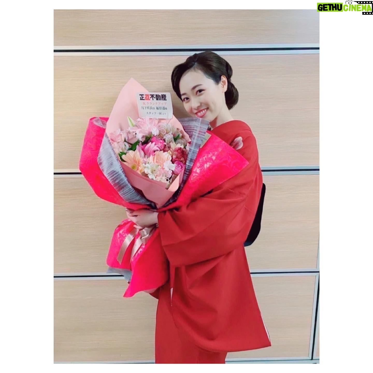Haruka Fukuhara Instagram - . #正直不動産 いよいよ本日最終回です☺︎ 寂しいよーー!泣 先週の第9話では #金田明夫 さんと#手塚理美 さん演じる島村さんご夫婦のために、都内から富士山がドーンと見えるマンションをみつけようと頑張っております! ですが、この案件もミネルヴァ不動産の#倉科カナ さん演じる花澤さんと対立するというお話でした💦 倉科さんは心温かく本当に明るくて、倉科さんとの撮影は毎回お腹抱えて笑うくらい楽しい現場でした✨ 9話の酔ってるシーンの笑顔もとっても素敵でキュンキュンしちゃいました💓 第9話でも、家族みんなが幸せになる物件に出逢わせてもらえる事って本当に素敵なことで、有難い事なんだなぁ〜と感じ、不動産会社の方への感謝の気持ちにも繋がりました✨ もし第9話を見逃してしまった!という方はNHKプラスで今日6/7(火)22:44まで配信されてるので、今夜の最終回放送前までに是非ご覧ください!!