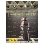 Haruka Fukuhara Instagram - . この度、第47回日本アカデミー賞新人俳優賞を受賞させて頂きました。 これまで私のことを支えてくださった皆様、そして「あの花が咲く丘で、君とまた出会えたら。」のスタッフキャストの皆様のおかげで頂けた賞だと思っております。 全ての皆様に心から感謝致します。 またこの素晴らしい場に立てるよう、そして、誰かの心を動かせるお芝居ができるよう、役・作品と誠実に向き合い、精進して参りたいと思います。 これからも、どうぞよろしくお願い致します。 4枚目は、この素晴らしい作品に出会わせて下さった、原作者である大好きな汐見夏衛先生と☺︎ #あの花が咲く丘で君とまた出会えたら #映画あの花 #汐見夏衛 先生 #アカデミー賞 #新人賞