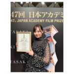Haruka Fukuhara Instagram - . この度、第47回日本アカデミー賞新人俳優賞を受賞させて頂きました。 これまで私のことを支えてくださった皆様、そして「あの花が咲く丘で、君とまた出会えたら。」のスタッフキャストの皆様のおかげで頂けた賞だと思っております。 全ての皆様に心から感謝致します。 またこの素晴らしい場に立てるよう、そして、誰かの心を動かせるお芝居ができるよう、役・作品と誠実に向き合い、精進して参りたいと思います。 これからも、どうぞよろしくお願い致します。 4枚目は、この素晴らしい作品に出会わせて下さった、原作者である大好きな汐見夏衛先生と☺︎ #あの花が咲く丘で君とまた出会えたら #映画あの花 #汐見夏衛 先生 #アカデミー賞 #新人賞