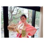 Haruka Fukuhara Instagram - . 2/3に成田山不動尊(大阪府寝屋川)で「#舞いあがれ!」から #古舘寛治 さん #赤楚衛二 さんと3人で豆をまかせていただきました☺︎ 成田山では『不動明王の前では鬼も改心する』との事で『鬼は外』は言わずに『福は内』と言い豆まきをするそうです！ 朝早くから本当にたくさんの方が足を運んで下さり、皆様優しく声をかけて下さり、とても嬉しかったです！ 貴重な経験をさせていただき、感謝致します！ 今年も皆様にとって素敵な一年になりますように✨ #成田山不動尊 #豆まき #福はうち #落花生 #手袋が落花生色に変色しました #皆様に福が来ますように