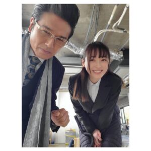 Haruka Fukuhara Instagram - . 本日22時からは#NHKドラマ『#正直不動産 』 第3話が放送されます☺︎ 写真は、ライバル会社であるミネルバ不動産の鵤社長こと、#高橋克典 さんと✨ 実は克典さんは、秋から始まる#朝ドラ 「#舞いあがれ！ 」で私のお父ちゃんでもあるんです😌 尊敬する克典さんがお父ちゃんでとても嬉しいです✨ ちなみに正直不動産ではオールバックで又全然違うイメージの役柄なんです😏 鵤社長が今後どのような展開になっていくのかお楽しみに✨ そしてなんと！ #小田和正 さんがこのドラマのために書き下ろして下さった主題歌「so far so good」 本当に素敵な曲なので、是非ドラマと一緒にたっぷり堪能してください！ 私も何度も聞いてパワーを頂いています♪ 今夜も楽しんでください✨