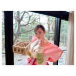 Haruka Fukuhara Instagram - . 2/3に成田山不動尊(大阪府寝屋川)で「#舞いあがれ!」から #古舘寛治 さん #赤楚衛二 さんと3人で豆をまかせていただきました☺︎ 成田山では『不動明王の前では鬼も改心する』との事で『鬼は外』は言わずに『福は内』と言い豆まきをするそうです！ 朝早くから本当にたくさんの方が足を運んで下さり、皆様優しく声をかけて下さり、とても嬉しかったです！ 貴重な経験をさせていただき、感謝致します！ 今年も皆様にとって素敵な一年になりますように✨ #成田山不動尊 #豆まき #福はうち #落花生 #手袋が落花生色に変色しました #皆様に福が来ますように
