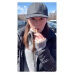 Haruka Fukuhara Instagram - . この度#カルビー #じゃがりこ イメージキャラクターに就任させて頂きました☺︎ 私自身、昔からじゃがりこが大好きなので、お話を聞いた時は嬉しくて嬉しくて舞いあがってました🥰 そして昔からじゃがりこCMに憧れていたので、友達と真似した動画をよく撮っていたんです✨ なので2枚目3枚目は、2年前に友達と撮っていた動画を載せちゃいます！笑 NGテイクもありです😂 その練習の甲斐もあり、撮影は上手くいったんじゃないかと思ってます😏✨笑 #尾崎由香 さんと一緒に出演させて頂いた「#あげりこ 社会人」篇CM、もう観て下さいましたか？ もう1つ女子校生編があるのですが、こちらに出演しているのは#凛美 ちゃんと#平澤宏々路 ちゃんです✨ 社会人篇の駅のフォームにも出演してくれています✨ 今回のテーマは【#あげりこ 】 「#じゃがりこ 」のパッケージのフタにメッセージを書くことができて、身近な人に気軽に気持ちを伝える1つの手段として、「お誕生日おめでとう」「お仕事お疲れ様！」「ゆっくり休んでね！」など日常のちょっとしたシーンで「じゃがりこ」をあげる「あげりこ」か出来るんです✨ 是非お友達・ご家族・学校・職場など沢山の人に「あげりこ」してみて下さい🎁