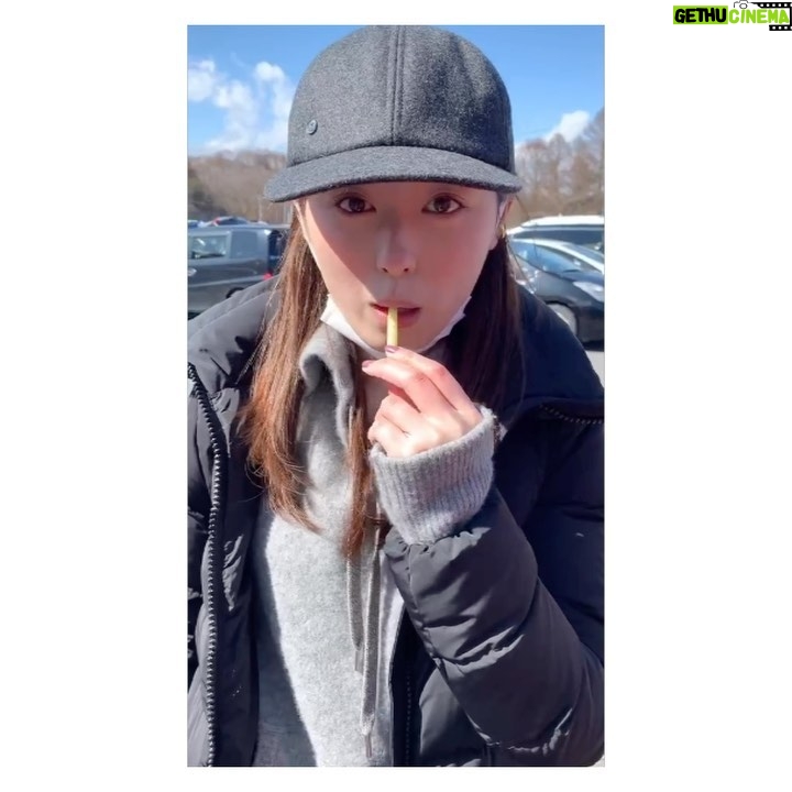 Haruka Fukuhara Instagram - . この度#カルビー #じゃがりこ イメージキャラクターに就任させて頂きました☺︎ 私自身、昔からじゃがりこが大好きなので、お話を聞いた時は嬉しくて嬉しくて舞いあがってました🥰 そして昔からじゃがりこCMに憧れていたので、友達と真似した動画をよく撮っていたんです✨ なので2枚目3枚目は、2年前に友達と撮っていた動画を載せちゃいます!笑 NGテイクもありです😂 その練習の甲斐もあり、撮影は上手くいったんじゃないかと思ってます😏✨笑 #尾崎由香 さんと一緒に出演させて頂いた「#あげりこ 社会人」篇CM、もう観て下さいましたか? もう1つ女子校生編があるのですが、こちらに出演しているのは#凛美 ちゃんと#平澤宏々路 ちゃんです✨ 社会人篇の駅のフォームにも出演してくれています✨ 今回のテーマは【#あげりこ 】 「#じゃがりこ 」のパッケージのフタにメッセージを書くことができて、身近な人に気軽に気持ちを伝える1つの手段として、「お誕生日おめでとう」「お仕事お疲れ様!」「ゆっくり休んでね!」など日常のちょっとしたシーンで「じゃがりこ」をあげる「あげりこ」か出来るんです✨ 是非お友達・ご家族・学校・職場など沢山の人に「あげりこ」してみて下さい🎁