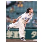Haruka Fukuhara Instagram - . 野球の聖地、そして#阪神タイガース の本拠地の「#阪神甲子園球場 」で、 プロ野球 #セリーグ の＃阪神タイガース vs#読売ジャイアンツ 戦にて#ファーストピッチセレモニー をさせて頂きました⚾️ 神聖なマウンドに立たせていただき、凄く緊張しましたが、とても素敵な経験をさせて頂けて、夢のような時間を過ごさせて頂きました！ この感動はずっと忘れません✨ 本当にありがとうございました！ 皆さん一緒に応援していきましょう📣 #甲子園 #舞いあがれ！ #放送開始10/3