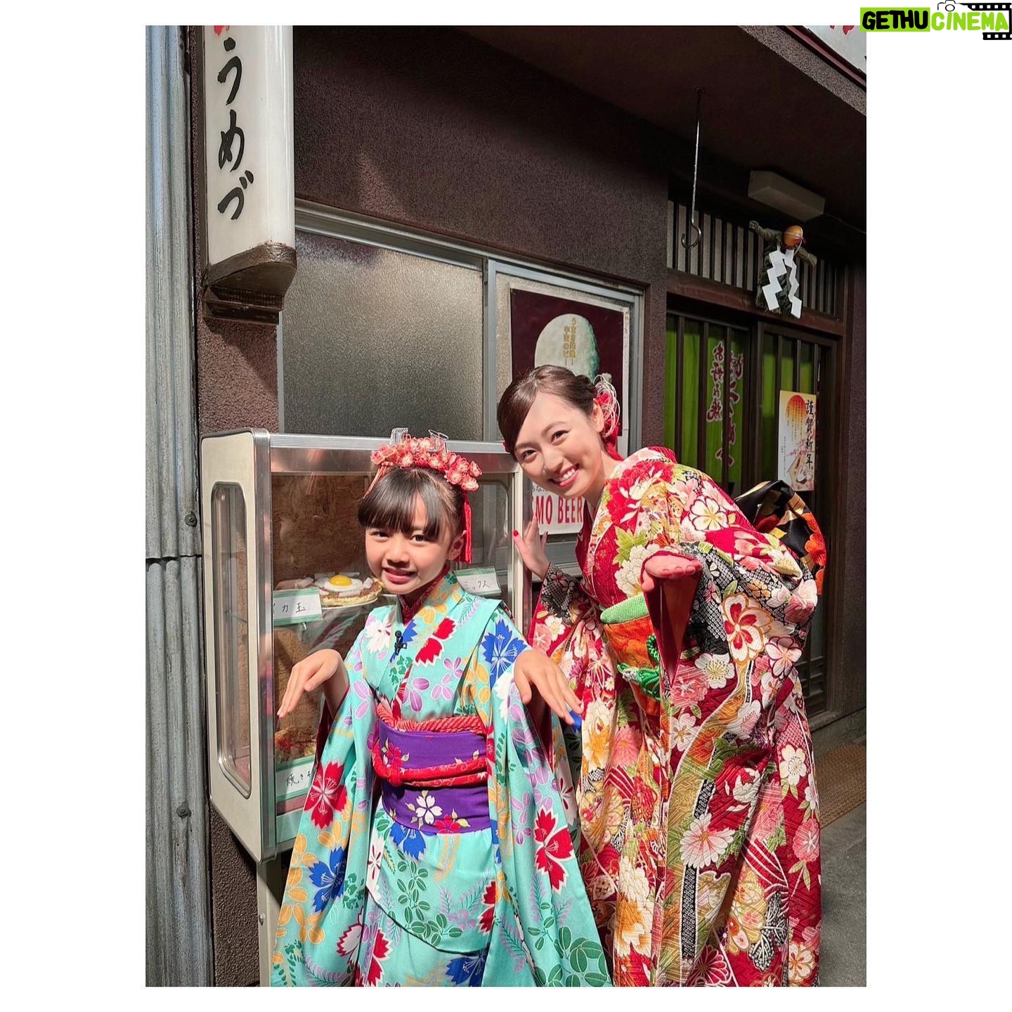 Haruka Fukuhara Instagram - . 朝ドラ「#舞いあがれ!」 放送は1月4日からのスタートですが、その前に明日朝8時からは「お正月スペシャル」を放送致します🎍 素敵な振り袖とヘアメイクを、 大好きな舞いあがれ!の衣装さんとヘアメイクさんにして頂き、大興奮でした♪ このヘアアクセはメイクさんの手作りなんです! 素敵ですよね!嬉しかったなぁ、、✨ そして久々にはろちゃんとも会えました♡ 広里先生の素敵なお料理と共に、舞いあがれ!についてたくさんお話しさせて頂きました! 是非ご覧ください!