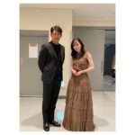 Haruka Fukuhara Instagram - . 4月9日(土)22時30分から放送スタート のWOWOWドラマ 『#今どきの若いモンは 』 本日は完成報告会に#反町隆史 さん#中村海人 さん#山田能龍監督 と参加させて頂きました！ いつも温かいお言葉をかけてくださる反町さんと✨ 私にとっての反町さんは麦田にとっての石沢課長のような存在です😌 改めて素敵なキャストの皆様、スタッフの皆様とご一緒させて頂けたこと、嬉しく思います✨ そして、私自身この#吉谷光平 さんの漫画で沢山の勇気をもらいました！ 石沢課長の温かい言葉に包み込まれて 明日からも頑張るぞ！と背中を押してもらえる、気持ちがパッと明るくなれる、そんな素敵な作品になっているので是非、楽しみに待っていただけたら嬉しいです！